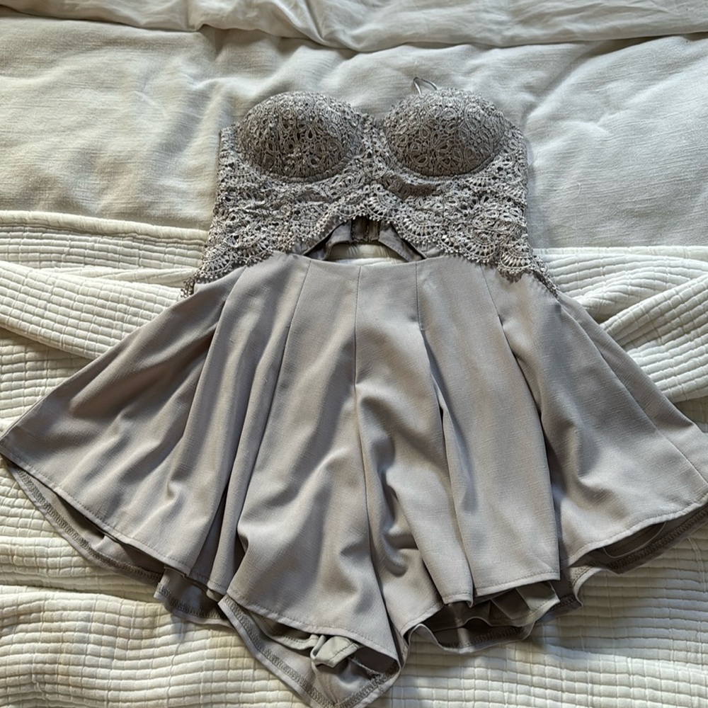 Strapless flowy romper